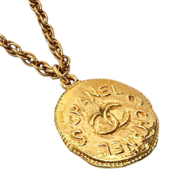 Authentic Chanel 1993 Gold Medallion CC Round Pendant Necklace with Box - Picture 8 of 15